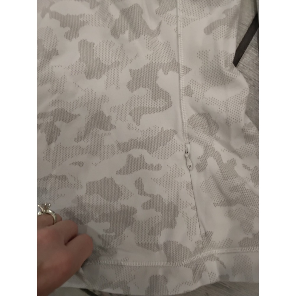 Lululemon Camouflage Long Sleeve Athletic Top Women's Size 8 - Picture 3 of 7